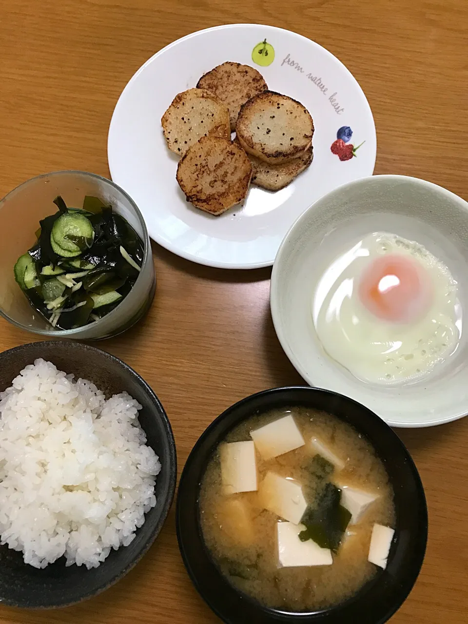 山芋のバター醤油焼き、目玉焼き、酢の物、お味噌汁の簡単昼食|たまきさん