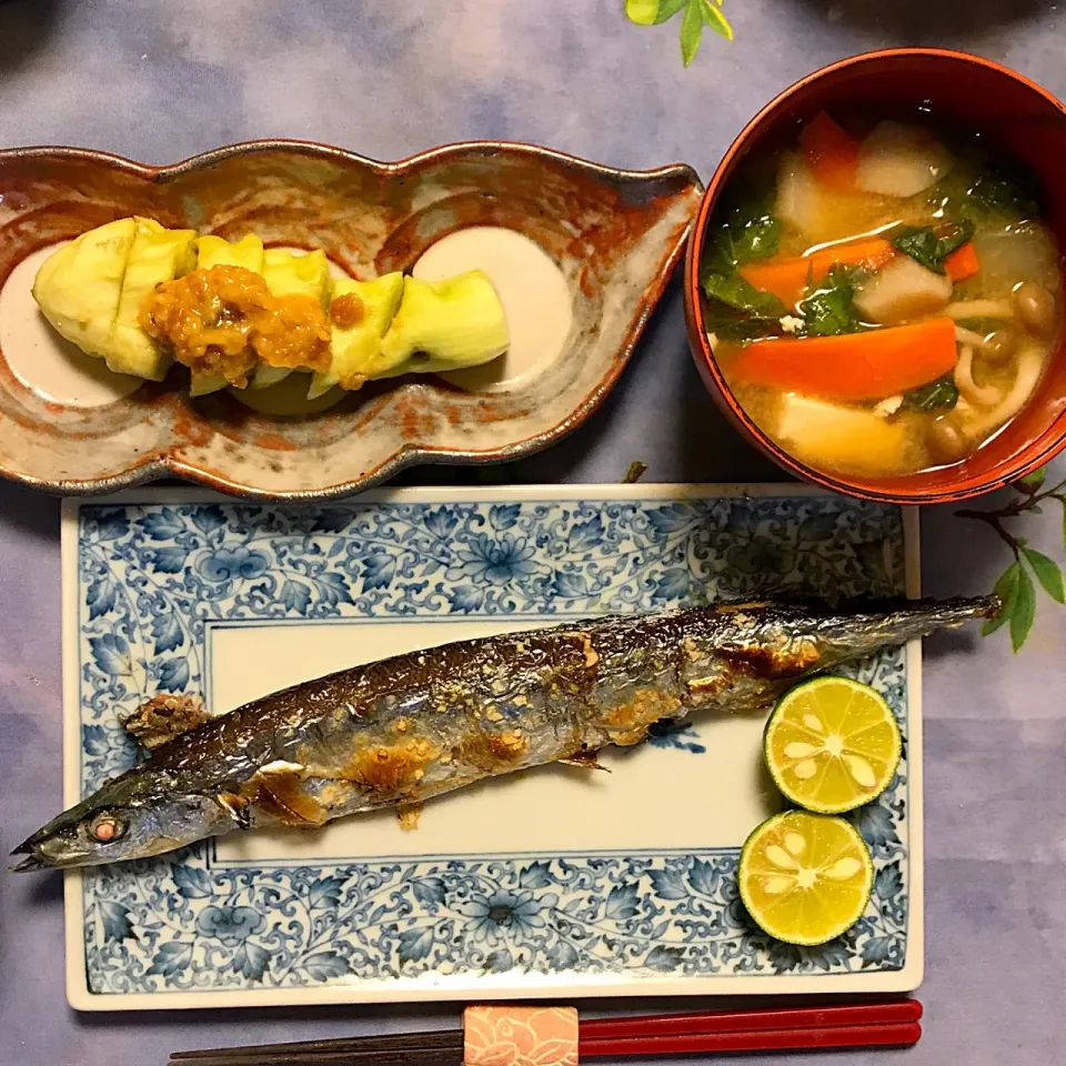 Snapdishの料理写真:秋刀魚
里芋、大根、人参、シメジ、おかのりの味噌汁 蒸しナスの金山寺みそ|ゼニコさん