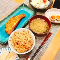 Snapdishの料理写真:#味付け卵 #焼き魚 #玉ねぎサラダ #舞茸の炊き込みご飯 #みそ汁|ともみさん