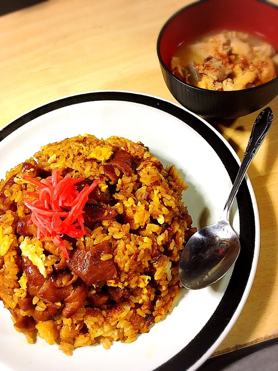 『こてっちゃん』擬きの焼き飯と豚汁を。こてっちゃん擬きの味噌ダレ、醤油ダレがご飯に絡みウマオ。|島田勝行さん