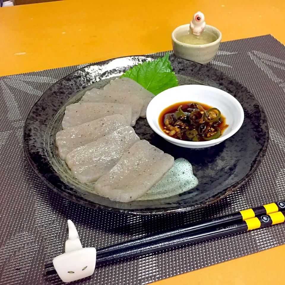 津和野の木灰こんにゃくの刺身!  (^-^)
先日作った青唐辛子醤油で!  (○v艸v*)|Kei Satoさん