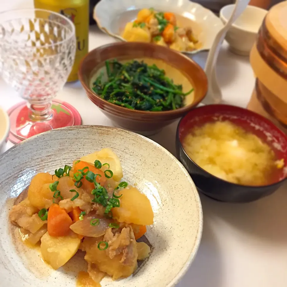 今日は、肉じゃがでした☆
・肉じゃが
・ほうれん草の胡麻和え
・落とし卵とワカメのみそ汁
・ご飯🍚
・ビール🍺|ききさん