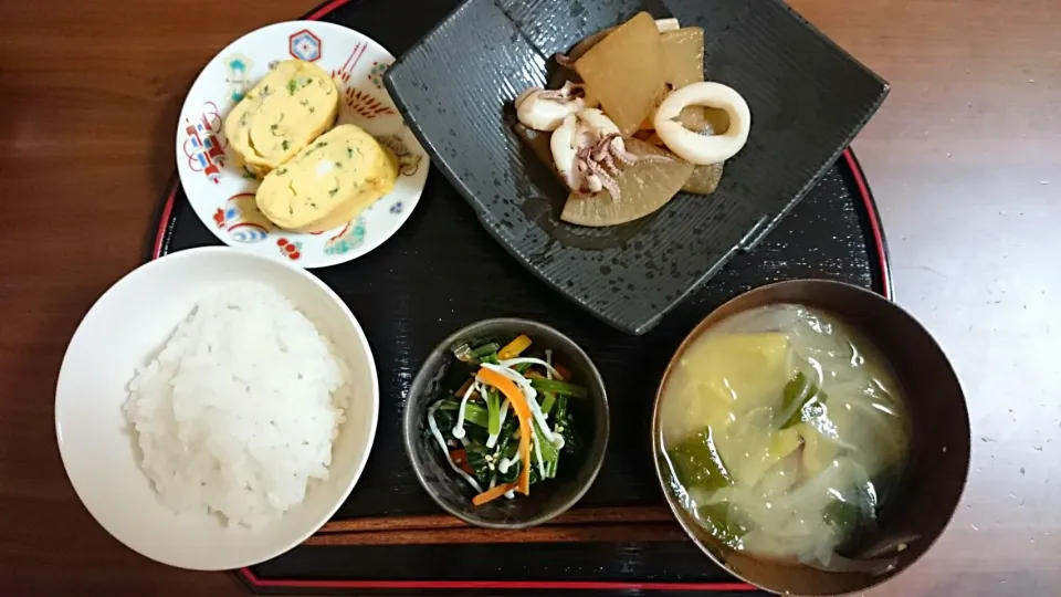 子供夜ご飯🍚スルメイカ大根煮物、さつまいも白葱玉葱お味噌汁、小松菜和風ナムル、だし巻き玉子|アンジェさん