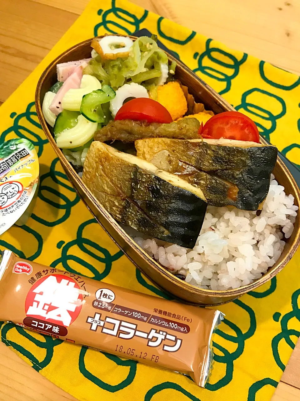 Snapdishの料理写真:パパたろ弁当🍱
雑貨ごはん
塩鯖
焼きなすのおかか和え
コロッケ
ゴーヤとちくわの酢の物
マカロニサラダ
ミニトマト|ひななぎさん