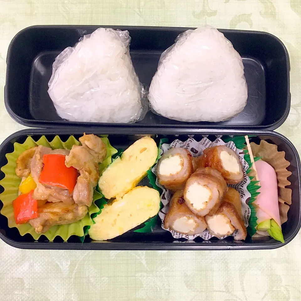 息子のお弁当 タンドリーチキン 卵焼き 厚揚げの肉巻き アスパラハムロール おにぎり|keitakumamaさん