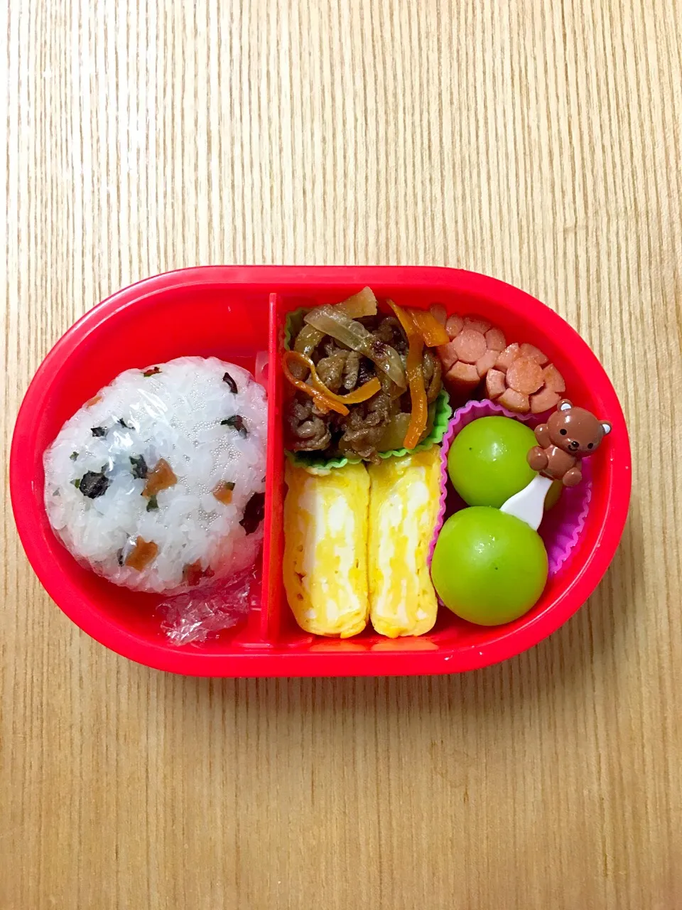 Snapdishの料理写真:#ムスメ弁当 
牛肉とジャガイモのきんぴら、卵焼き、ソーセージ、シャインマスカット、おにぎり|mossan＠OSAKAさん