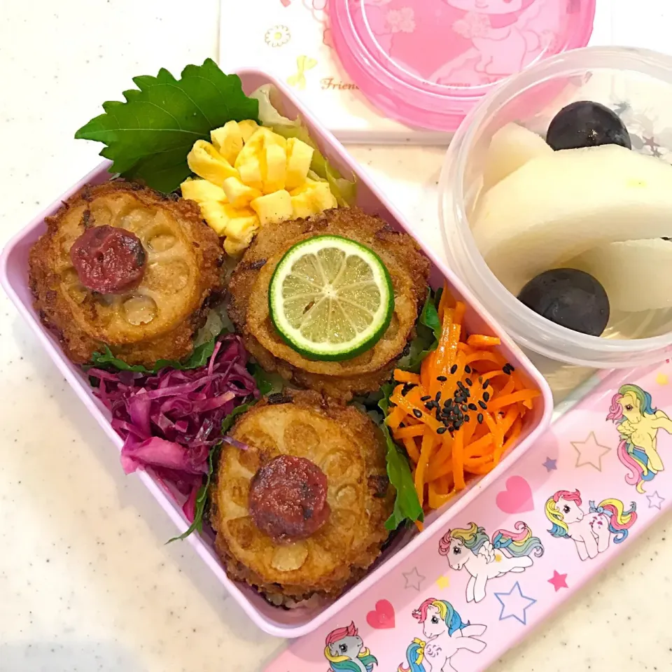 #お弁当 

れんこん、(海老、豚)饅頭おにぎり
紫キャベツマリネ
人参ナムル
卵焼き|chikasdayさん