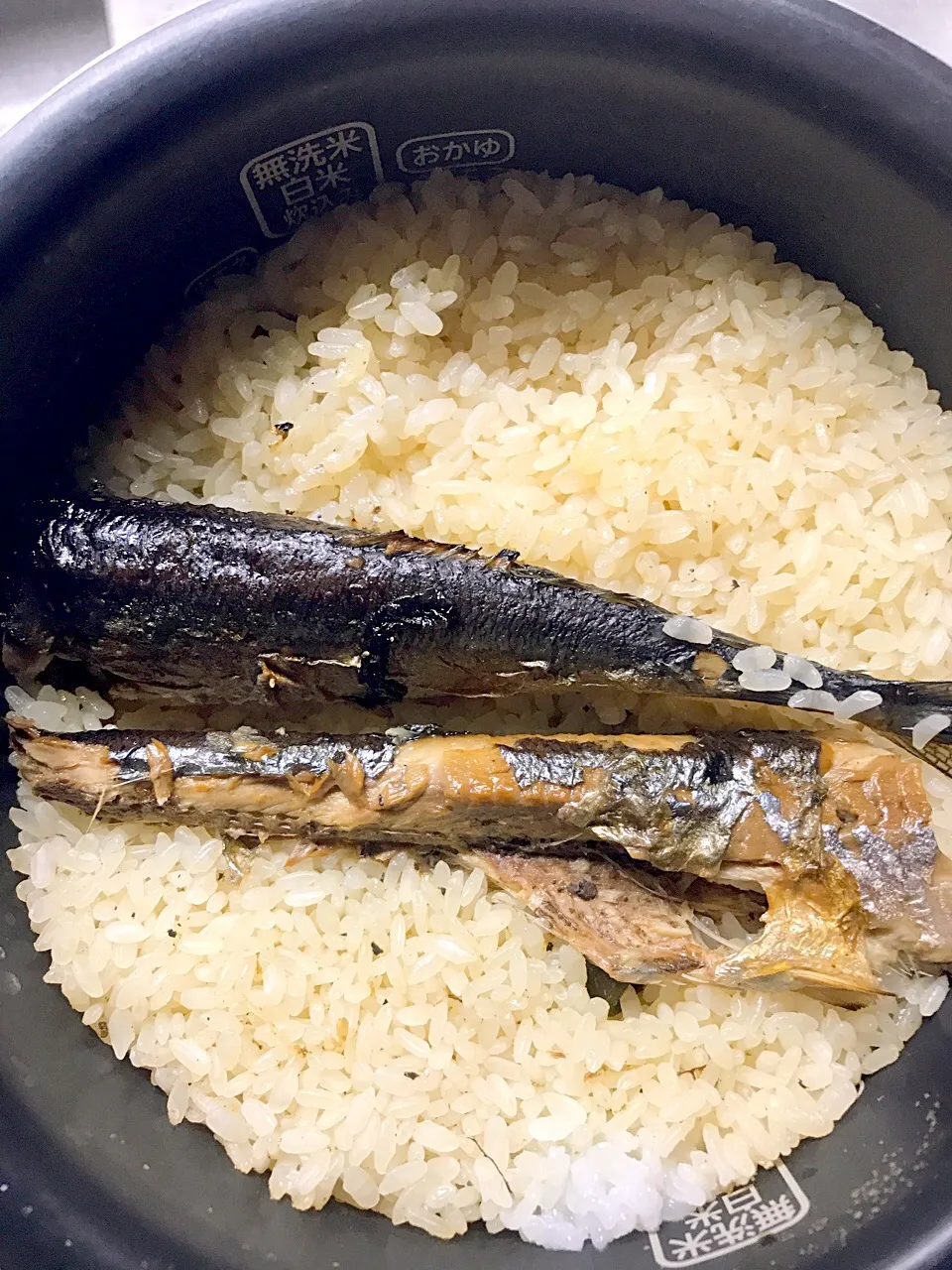 息子が夜ご飯要らないと言ったので 秋刀魚の炊き込みご飯|シュトママさん