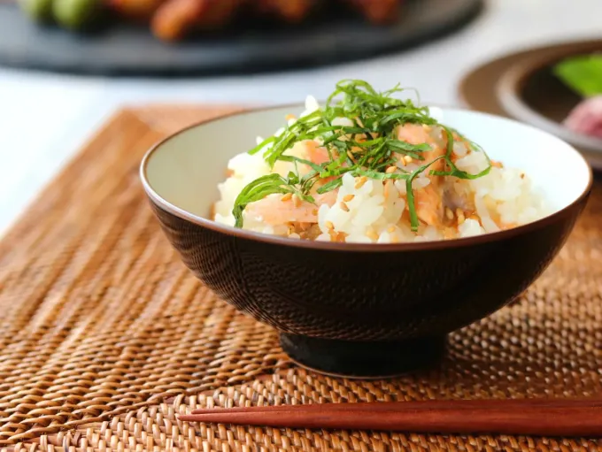 Snapdishの料理写真:液体塩こうじで鮭と大葉の炊き込みご飯|ハナマルキさん