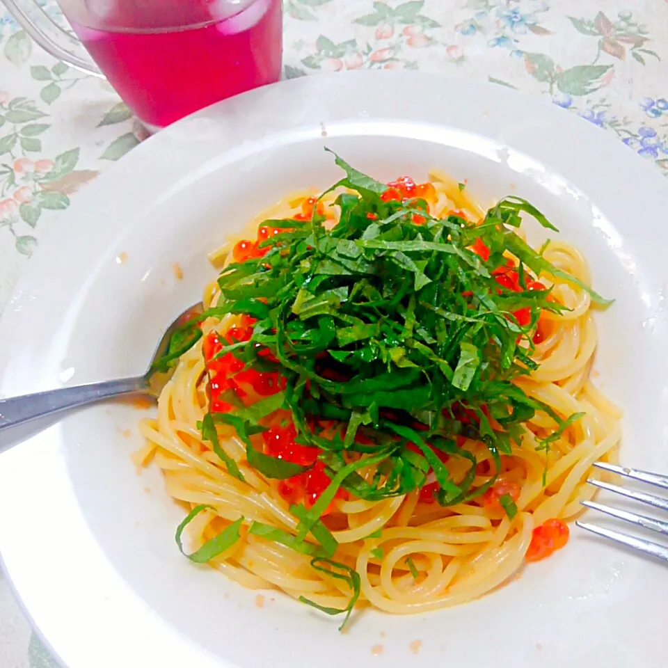 絶品明太子パスタにイクラと紫蘇乗せ☆|うたかた。さん