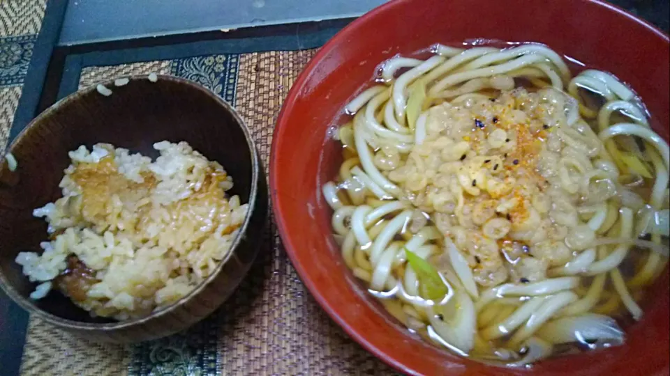 Snapdishの料理写真:たぬきうどん&炊き込みご飯|まぐろさん