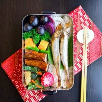 Snapdishの料理写真:秋の昭和弁当

#お弁当 #子持ちししゃも #サバの燻製 #ぶどう|ochaminaさん