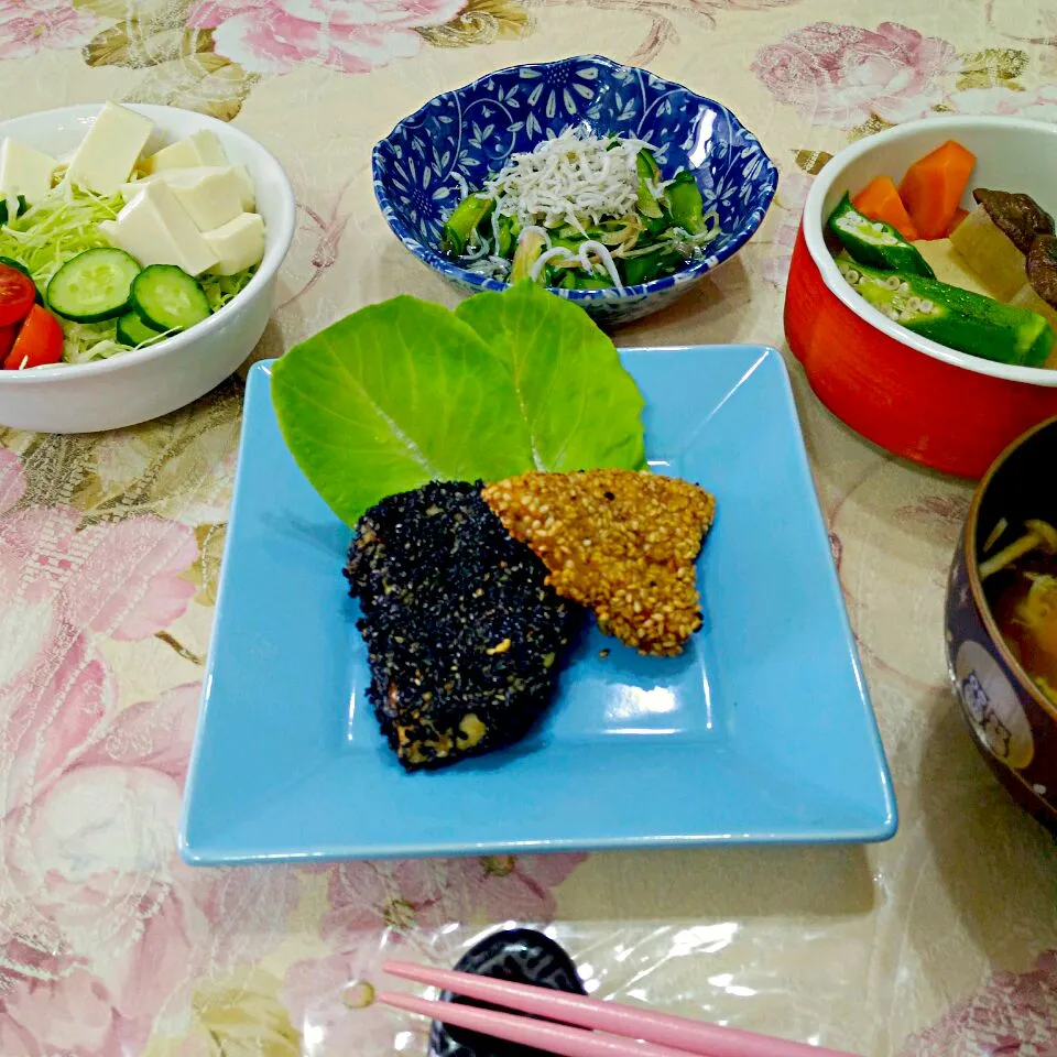 かじきのごま揚げ
高野豆腐と野菜の炊き合わせ
きゅうりとみょうがの酢の物
豆腐サラダ（ご飯の代わり）
しめじと卵の味噌汁|たえさん