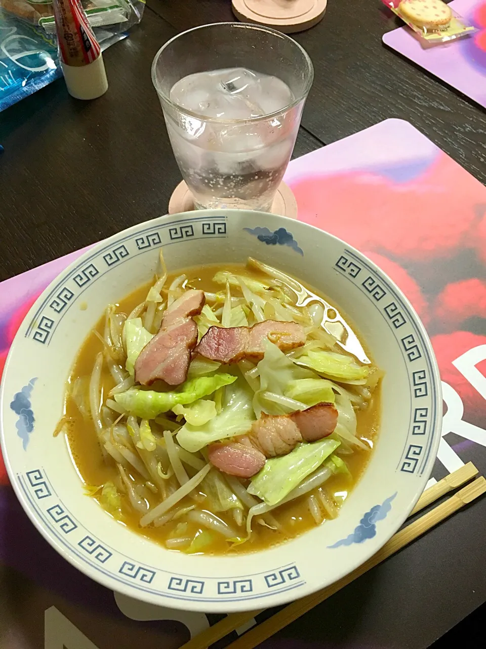 生ラーメンに野菜炒め乗せました(*^ω^*)日清のラーメン屋さん濃厚豚骨しょうゆ！|ライムさん