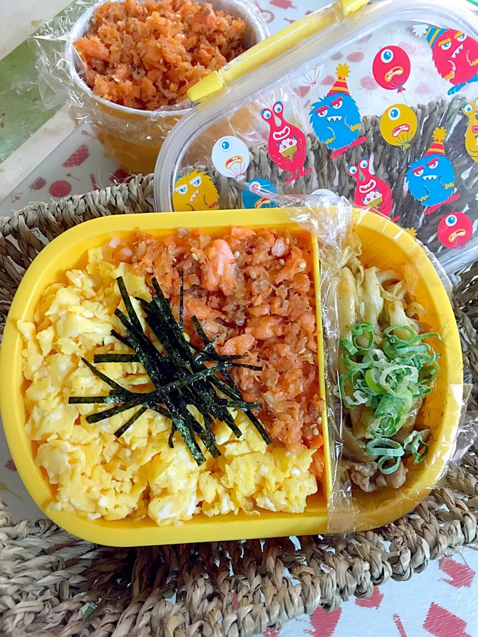 Snapdishの料理写真:自家製鮭フレークのお弁当|tarutafulさん