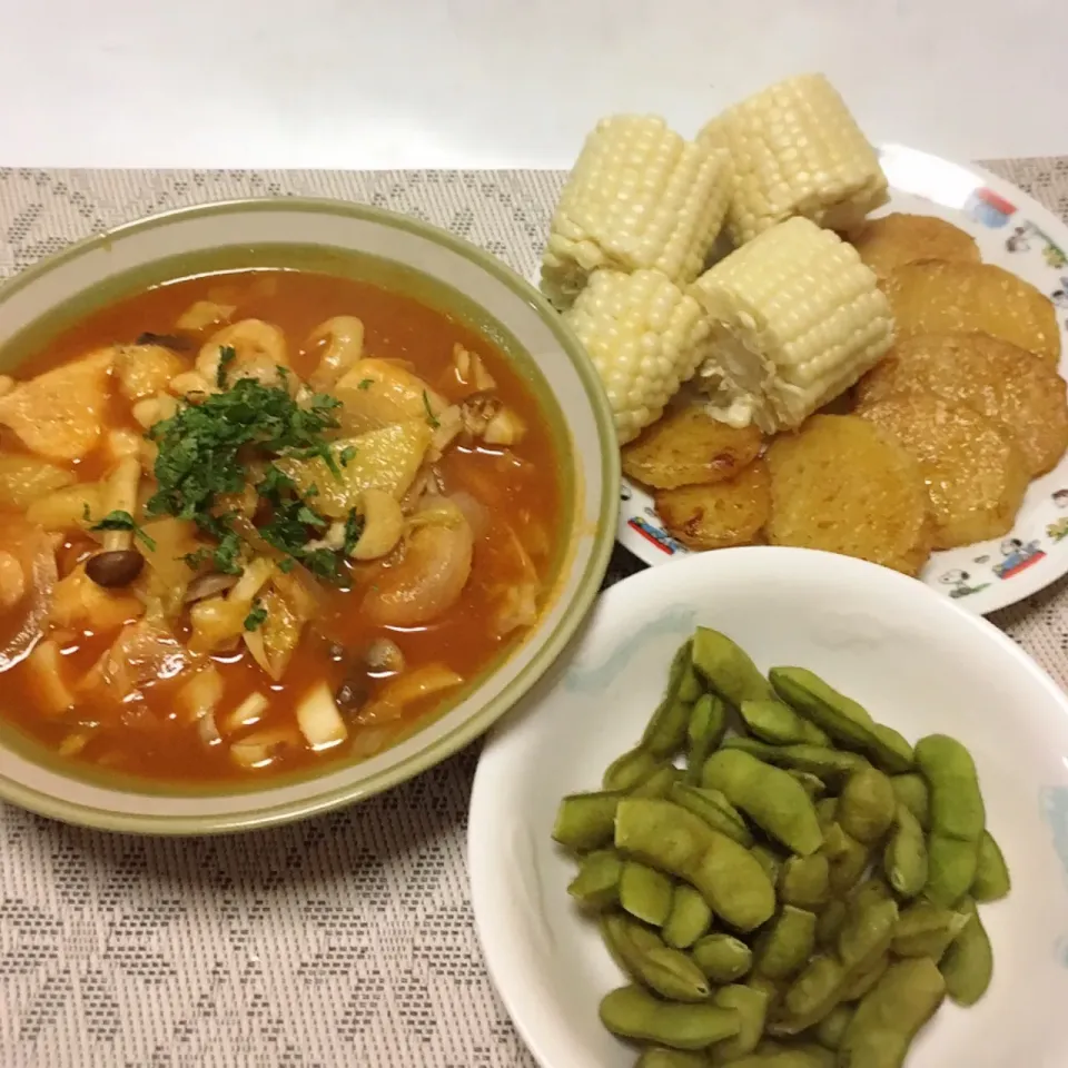 Snapdishの料理写真:鶏のトマト煮込み・じゃがいも醤油バター焼き・とうもろこし・だだちゃ豆|美也子さん