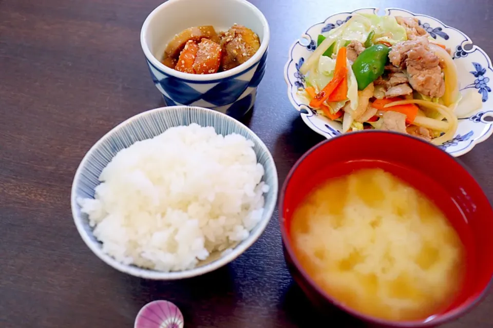 根菜とがんもどきの煮物  野菜炒め   味噌汁|NAKATAさん