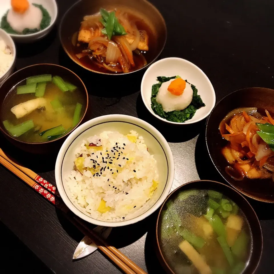 秋の晩ご飯♡ さつまいもご飯＊秋鮭の南蛮漬け＊紅葉おろしと大根おろしの青菜和え＊おみそ汁|さきさん