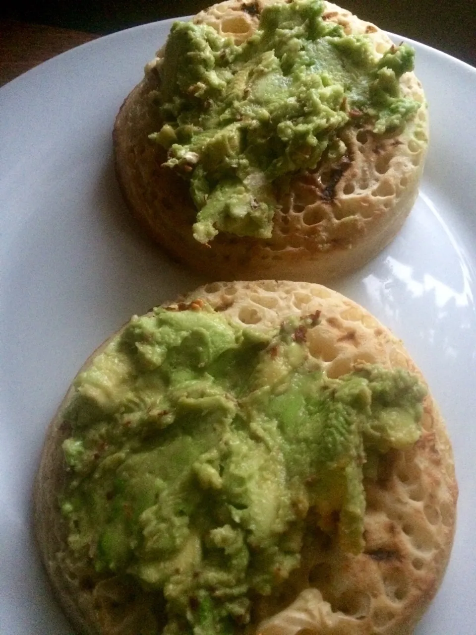 Smashed avocado with chilli flakes & lemon juice on crumpet|Nick Hiderさん