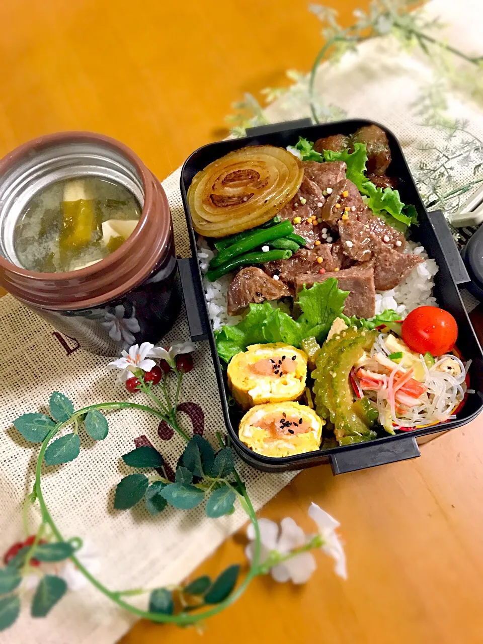 旦那ちゃん弁当🎶
ステーキ丼
玉子ポケット(タラコ)
ゴーヤと鶏チャーシューの和え物
春雨サラダ
ミートボール
お豆腐とワカメの味噌汁|BooBooさん