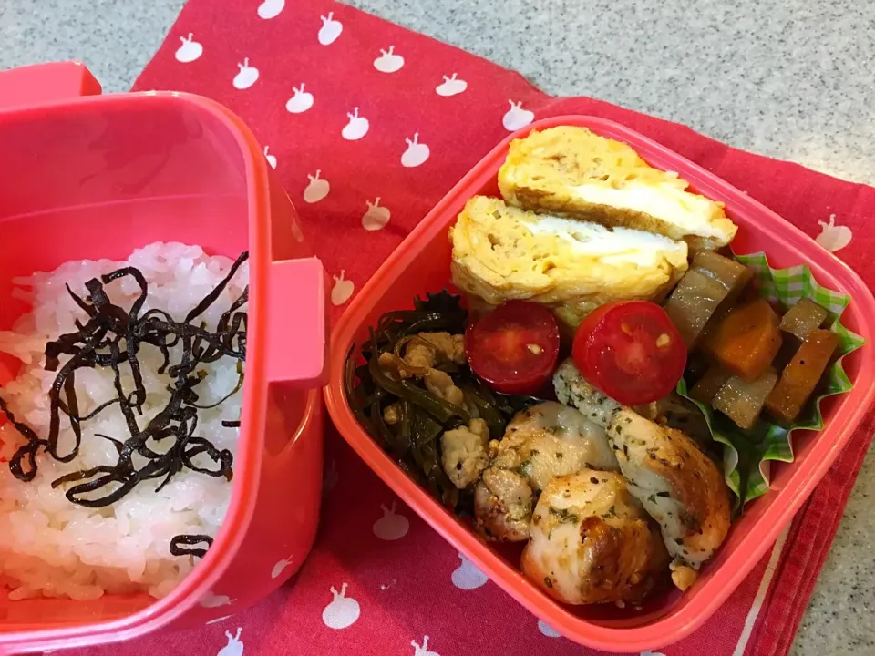 ☆9/6今日のお弁当☆〜鶏肉のバジル風味焼き、だし巻き卵、レンコンきんぴら、煮こんぶ、トマト〜|Satokoさん