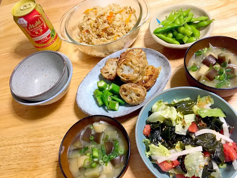 昨日の夕飯(*'ｪ`*) アサリご飯 レンコンのはさみ揚げ 茹でオクラ トマトとワカメのと大根のサラダ 枝豆 茄子と油揚げのお味噌汁 ビール|さくたえさん