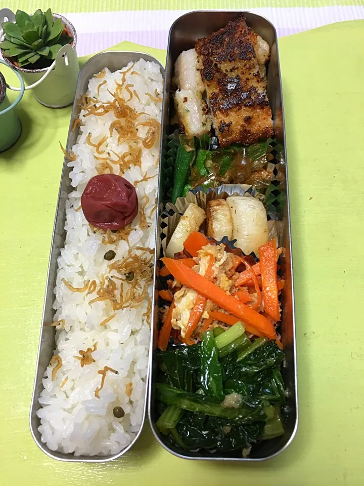 Snapdishの料理写真:魚フライ オクラおひたし 山芋ソテー 小松菜煮浸し にんじんしりしり弁当。|Kumiko Kimuraさん