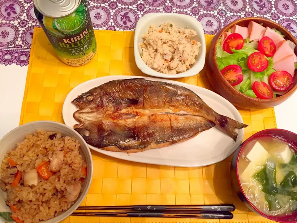 炊き込みご飯、ホッケの開き、味噌汁、卯の花、サラダ|Kasumiさん