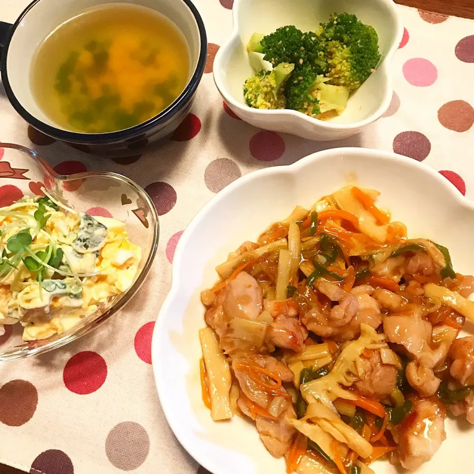 鶏肉と野菜のオイスター炒め♡かぼちゃサラダ♡ブロッコリーのごま和え♡コンソメスープ♡|まゆかさん