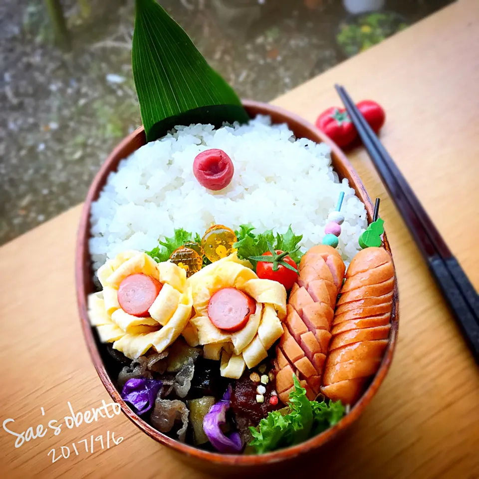 今日のお弁当は
華やかにお花🌸弁当|さえちゃんさん