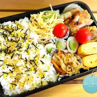 Snapdishの料理写真:高校生の息子のお弁当。

鶏肉の塩麹漬け焼き。
たまご焼き。
スパゲティサラダ。
切り干し大根の煮物。
ちくきゅう。

9月1日。|梅田 美香さん