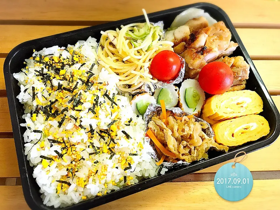 Snapdishの料理写真:高校生の息子のお弁当。

鶏肉の塩麹漬け焼き。
たまご焼き。
スパゲティサラダ。
切り干し大根の煮物。
ちくきゅう。

9月1日。|梅田 美香さん