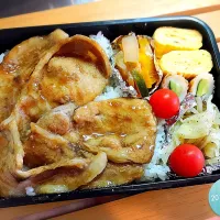 高校生の息子のお弁当。

豚の生姜焼き。
たまご焼き。
玉ねぎとかぼちゃの煮物。
キャベツともやしのおかか和え。
ちくきゅう。

9月4日。|梅田 美香さん