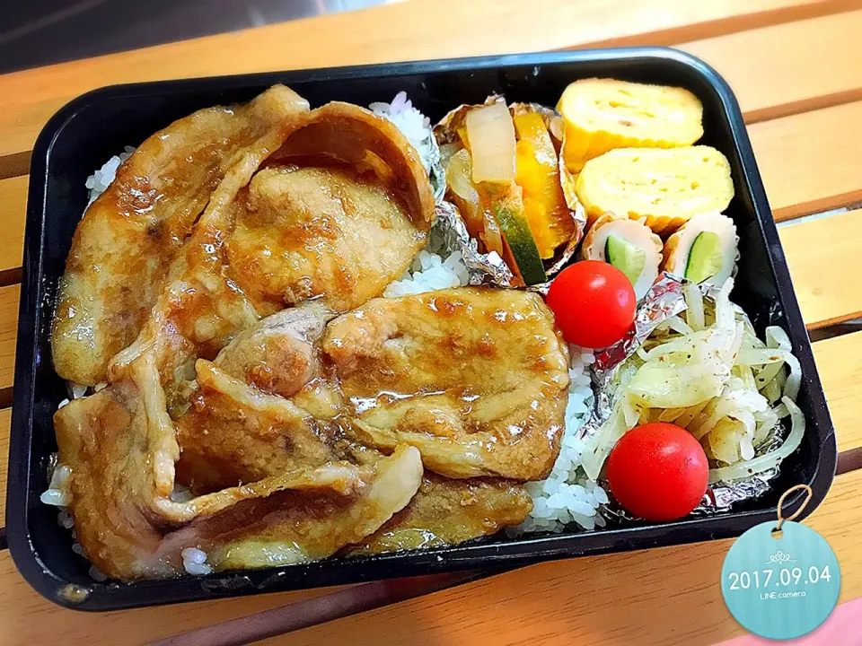 高校生の息子のお弁当。

豚の生姜焼き。
たまご焼き。
玉ねぎとかぼちゃの煮物。
キャベツともやしのおかか和え。
ちくきゅう。

9月4日。|梅田 美香さん