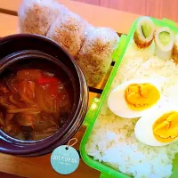 Snapdishの料理写真:高校生の息子のお弁当。

カレー風味の中華丼弁当。
朝練後のおにぎり。

9月5日。|梅田 美香さん