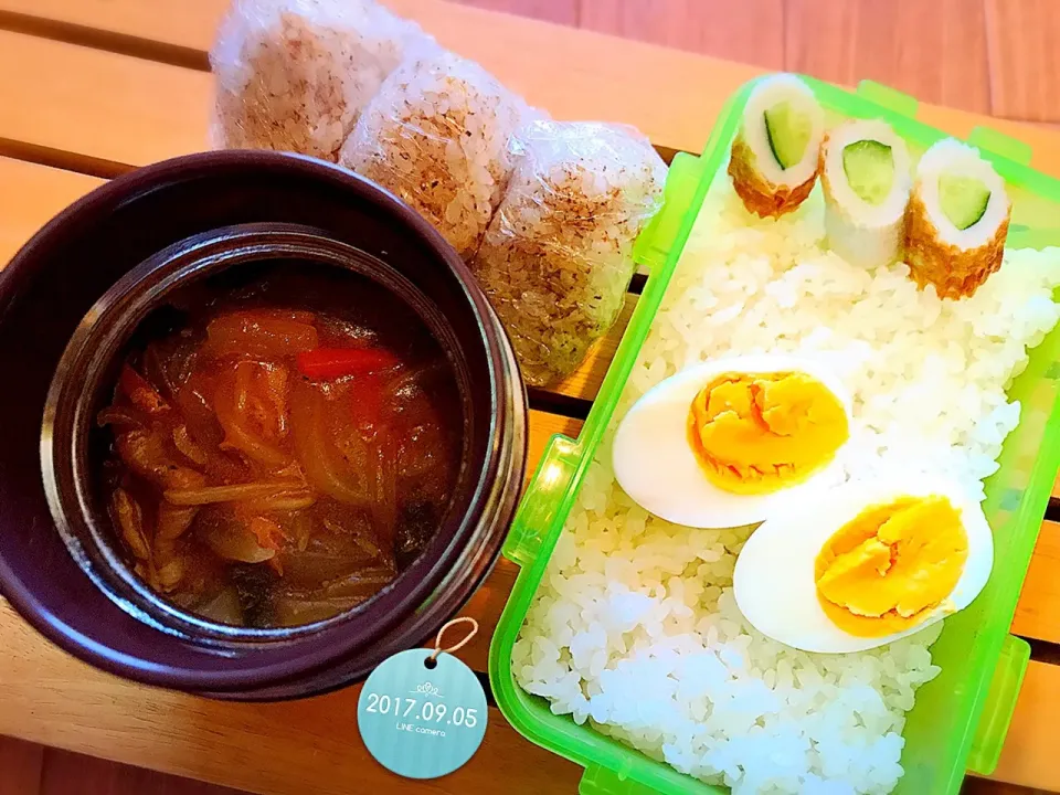 高校生の息子のお弁当。

カレー風味の中華丼弁当。
朝練後のおにぎり。

9月5日。|梅田 美香さん