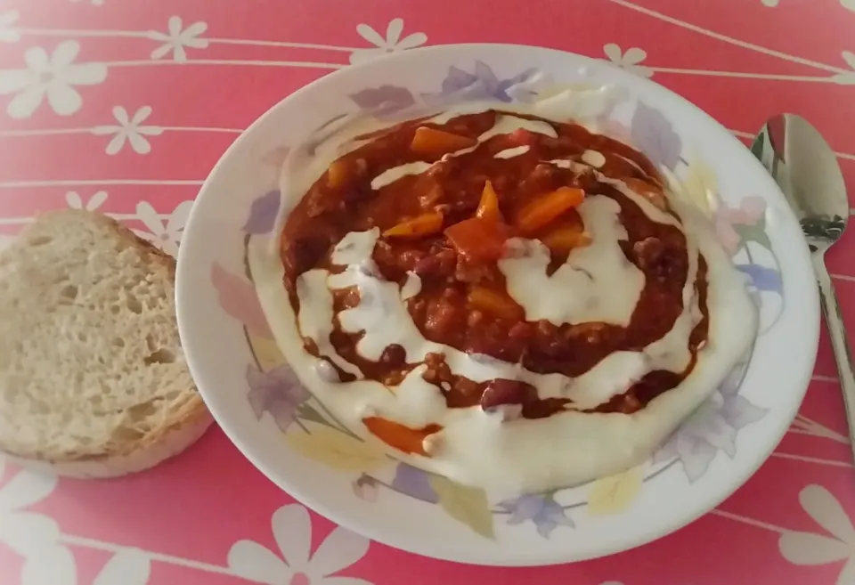 Beloved spicy Chili con Carne with fresh Basler Bread and Joghurt sauce 
 #chili #BaslerBrot|Najeskaさん