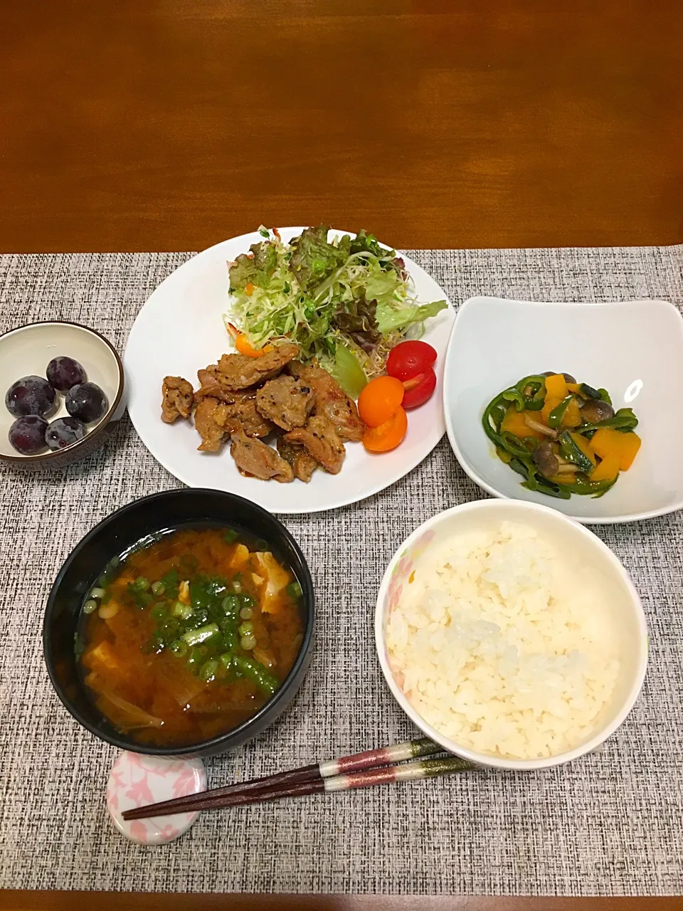 鶏肉の黒胡椒焼き、夏野菜焼きアレンジマリネ、赤だし|kumi♡さん