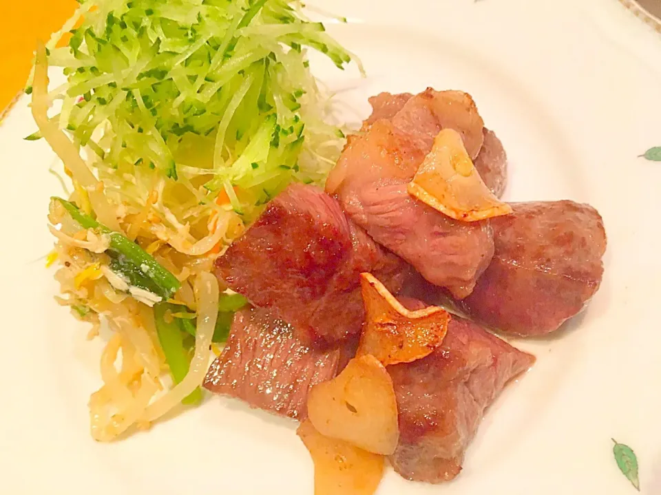 肉肉ニンニクがあうー
#大好き ##浜松市 #happy #肉
#とりあえず野菜食
#娘 #ごはん #夕飯 #ニンニク #牛肉
#おいしい #ごちそうさま|きたともさん