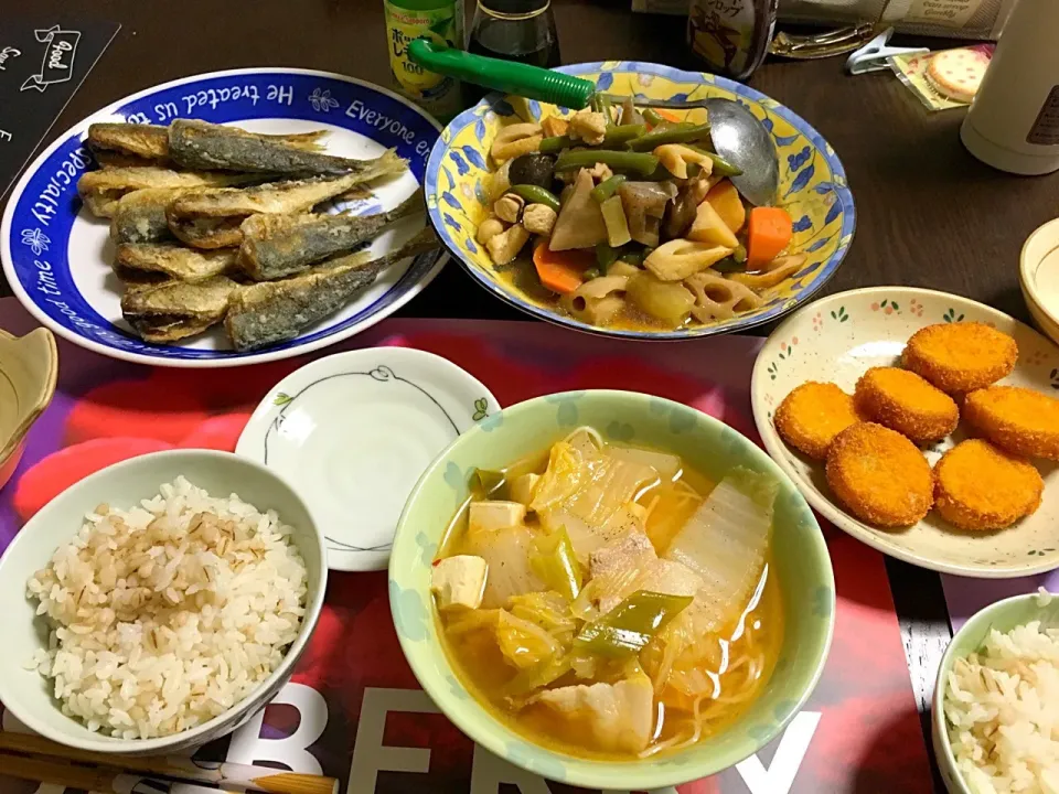 小アジの唐揚げ、煮物、ホタテフライ、キムチ鍋風スープ素麺入り、麦入りご飯(*^｡^*)|ライムさん