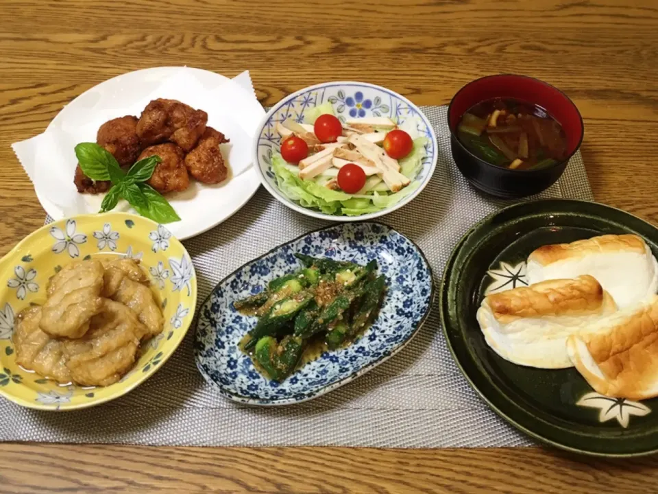 鶏の唐揚げ・鶏ハムサラダ・大根のお味噌汁・半月（白はんぺん）焼・オクラの胡麻和え・きんぴら揚げの煮物|美也子さん