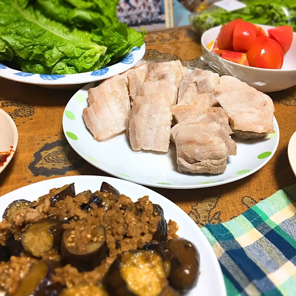 #お夕飯 

今日のお夕飯は、塩蒸し豚🐖・茄子とひき肉の炒め物・冷やしトマト・ササミ焼き・お味噌汁。
あら。お漬物出すの忘れてた😵|renharuruさん