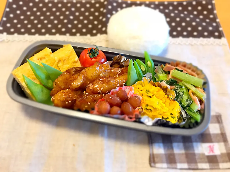 マルクさんの甘辛チキン🐓
卵焼き🥚
かぼちゃサラダ🎃
小松菜＋ベーコンバター醤油😋
モロッコインゲン✨
お豆さん😊
🍅🍙|あやこさん