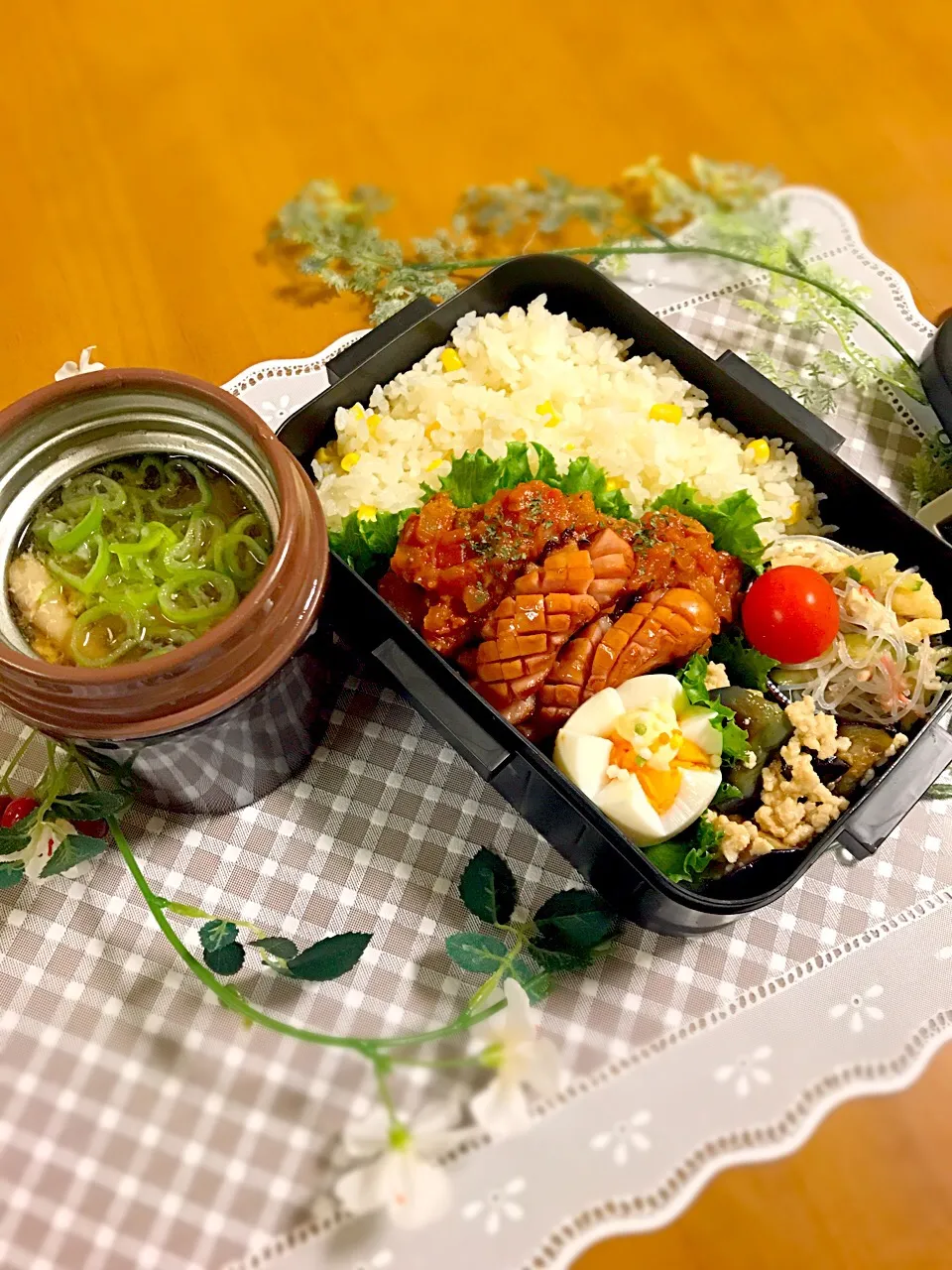 旦那ちゃん弁当🎶
チキンカツ(トマトソース)
ゆで卵
ナスポンそぼろ和え
春雨サラダ
ウイン
冬瓜のかき玉汁|BooBooさん