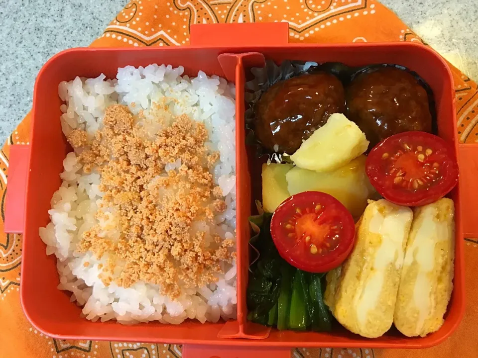 Snapdishの料理写真:☆今日のお弁当☆〜うずら卵入り肉団子、だし巻き卵、粉ふきいも、小松菜、トマト〜|Satokoさん