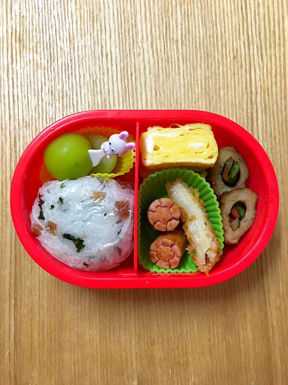 #ムスメ弁当 

チキンカツ、ソーセージ、野菜の肉巻き、卵焼き、シャインマスカット、おにぎり|mossan＠OSAKAさん