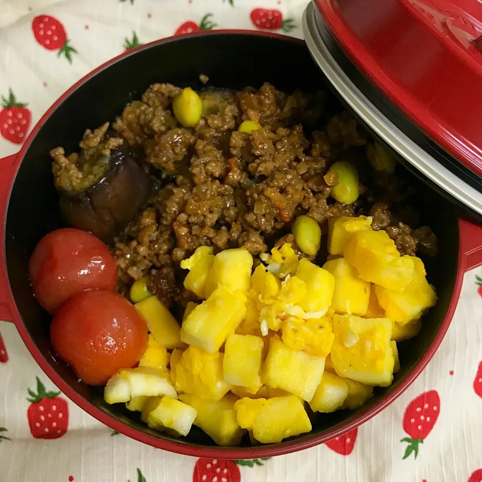 Snapdishの料理写真:ナスと枝豆のドライカレー丼 はんぺんスクランブルエッグ ミニトマトのマリネ|703さん