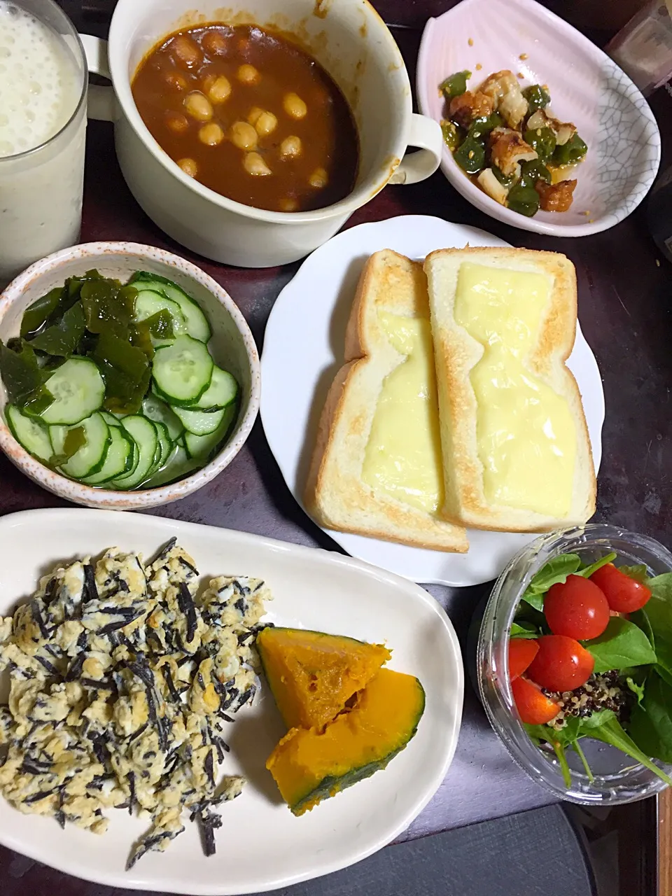 今日の朝ごはん。キウイとバナナのジュース、炒り卵（ひじき入り）、ひよこ豆カレーソース、トマトとベリーリーフとキヌアのサラダ、胡瓜わかめ酢の物、ピーマン竹輪甘辛炒め、チーズトースト。|岸野 令子さん