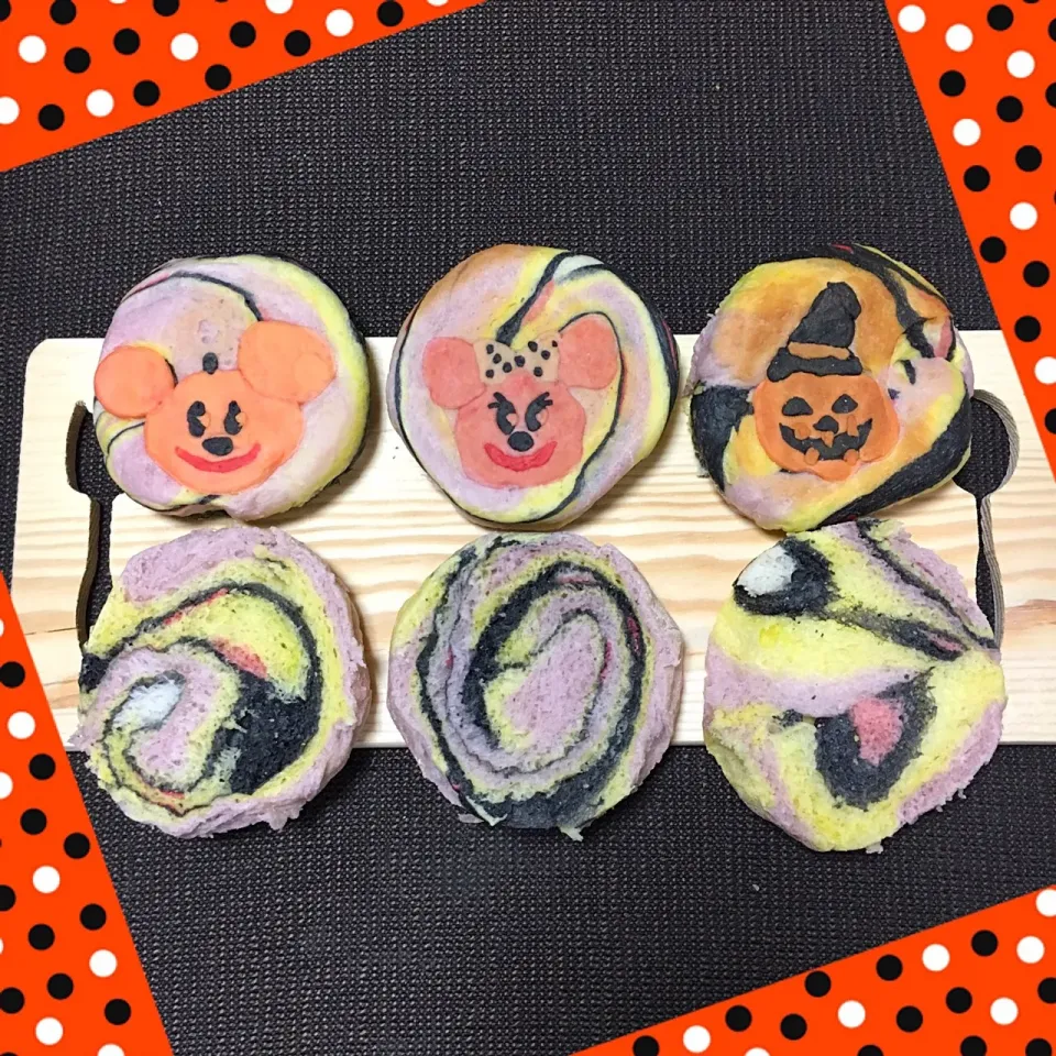 ハロウィンカラーののイングリッシュマフィン🎃💕ディズニー💕   
 
切った断面もハロウィンカラー🎃

#ミニー #ミッキー #スーパーデコパン #ディズニー #おうちパン #パン #デコパン #手作りパン #イラストパンアレンジ #イラストパン#ハロウィン#🎃|izuyoさん