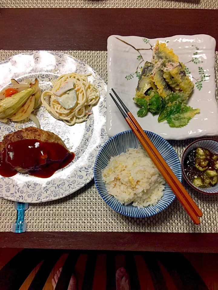 Snapdishの料理写真:ハンバーグ。いわしの天ぷら。帆立缶詰の炊き込みご飯。|りょうさん